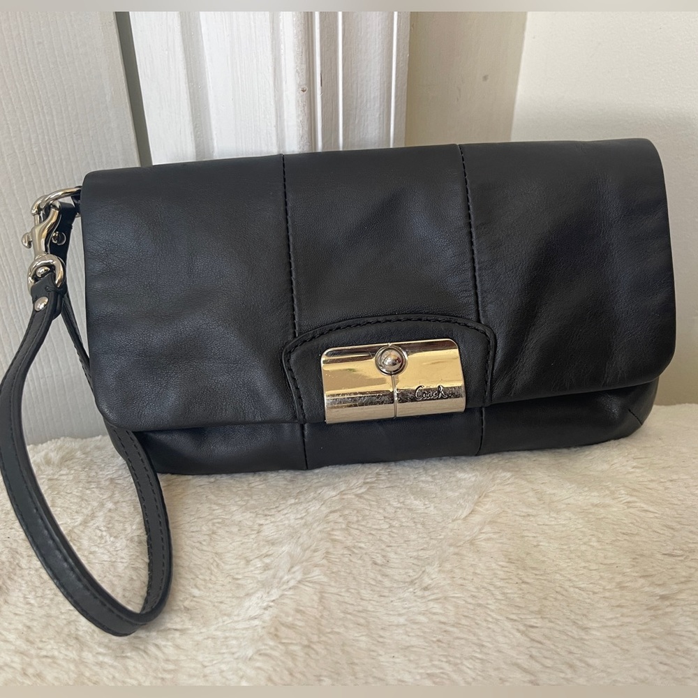 Coach leather clutch / Wristlet EUC - Picture 11 of 11